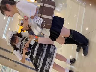 商场尾随眼镜妹！偷拍裙底骚穴暴露，反差淫荡求内射狂干